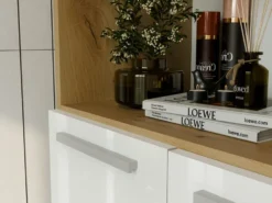 Armadio bagno 60x174 cm con vano aperto e cesti portabiancheria bianco lucido e rovere ABT4