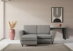 Divano 172x85cm design a due posti con piedini in legno e pouf idrorepellente grigio DI38
