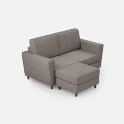 Divano 172x85cm design a due posti con piedini in legno e pouf idrorepellente grigio DI38