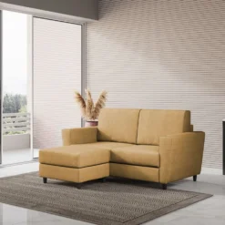 Divano 172x85cm design a due posti con piedini in legno e pouf idrorepellente ocra DI38