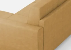 Divano 172x85cm design a due posti con piedini in legno e pouf idrorepellente ocra DI38