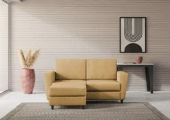Divano 172x85cm design a due posti con piedini in legno e pouf idrorepellente ocra DI38