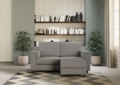 Divano 168x85cm design a due posti con bracciolo squadrato e pouf stoffa idrorepellente grigio DI5