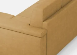 Divano 148x85cm design a due posti con bracciolo squadrato e con pouf ocra DI4