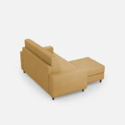 Divano 148x85cm design a due posti con bracciolo squadrato idrorepellente e pouf ocra DI15