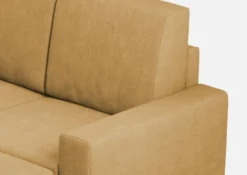 Divano 148x85cm design a due posti con bracciolo squadrato idrorepellente e pouf ocra DI15