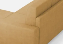 Divano 148x85cm design a due posti con bracciolo squadrato idrorepellente e pouf ocra DI15