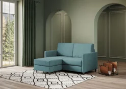 Divano 138x85cm design a due posti con pouf stoffa idrorepellente blu petrolio DI26