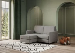 Divano 138x85cm design a due posti con pouf stoffa idrorepellente grigio DI26