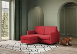 Divano 138x85cm design a due posti con pouf stoffa idrorepellente rosso DI26