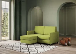 Divano 138x85cm design a due posti con pouf stoffa idrorepellente verde DI26