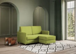 Divano 138x85cm design a due posti con pouf stoffa idrorepellente verde DI26