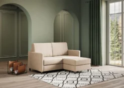 Divano 138x85cm design a due posti con pouf stoffa idrorepellente beige DI26