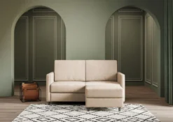 Divano 138x85cm design a due posti con pouf stoffa idrorepellente beige DI26