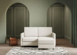Divano 138x85cm design a due posti con pouf stoffa idrorepellente bianco latte DI26