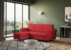 Divano 212x85cm design a tre posti con piedini in legno e pouf idrorepellente rosso DI39