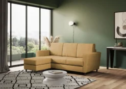 Divano 212x85cm design a tre posti con piedini in legno e pouf idrorepellente ocra DI39