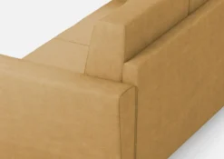 Divano 212x85cm design a tre posti con piedini in legno e tessuto idrorepellente ocra DI36