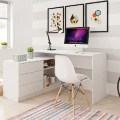 Scrivania angolare 138x76cm con 3 cassetti e 2 ripiani bianca SCLK5
